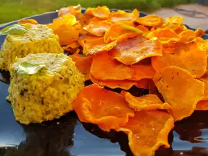 Süßkartoffelchips mit Zucchinipaste