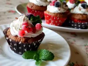 Schokoladen Cupcakes mit Früchten