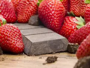 Wie macht man Erdbeeren mit Schokoüberzug?