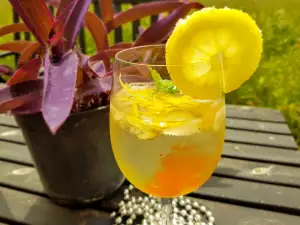 Exotic Cocktail mit Weißwein