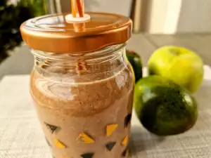 Kakao Smoothie mit Avocado, Banane und Apfel