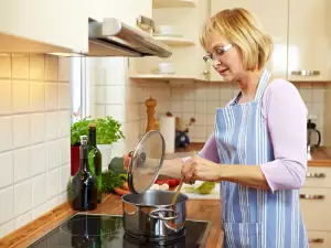 Kochen der Reste eines Festtagsessen