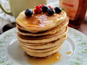 Amerikanische Pancakes mit Saurer Sahne