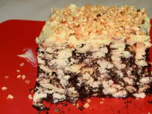 Reichhaltige Kekstorte mit Walnüssen und Schokolade