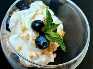 Frische Creme mit Heidelbeeren und Walnüssen