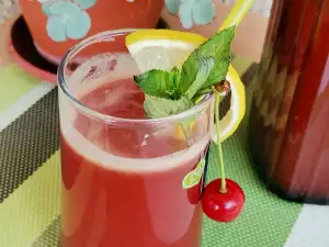 Hausgemachte Limonade mit Sauerkirschen