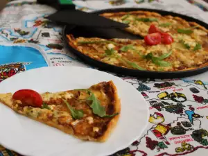 Hausgemachte Pizza mit Käse