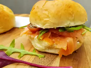 Kalte Sandwiches mit Lachs und hausgemachten Brötchen