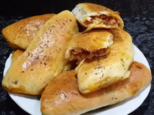 Calzone aus hausgemachtem Teig mit Hackfleischfüllung