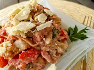 Auberginensalat mit Tomaten, Mayonnaise und Ziegenkäse