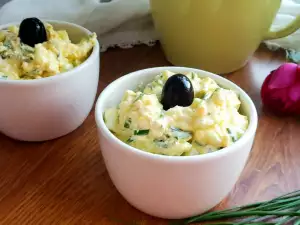 Eiersalat mit Weißkäse und Mayonnaise