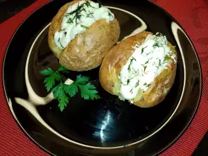 Aromatische gefüllte Kartoffeln