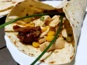 Fajitas mit Hähnchen, getrockneten Tomaten und Mais