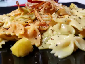 Farfallini mit Curry, Äpfeln und Lauch