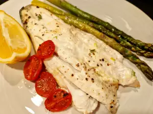 Wolfsbarschfilet mit Spargel in Pergamentpapier