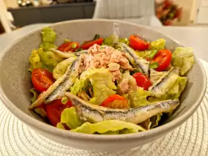 Fischsalat mit Eisbergsalat und Cherrytomaten