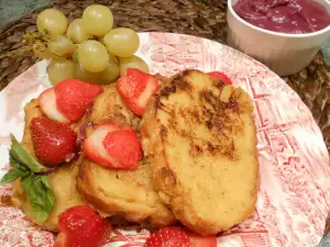 French Toast mit Himbeertürmchen und weißer Schokolade