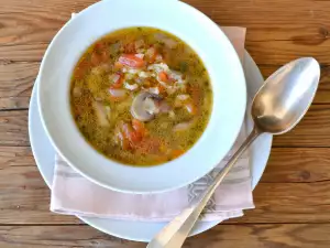 Pilzsuppe mit Reis und Gemüse