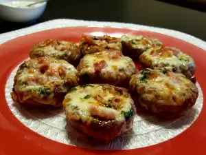 Gebackene Champignons mit Speck und Käse