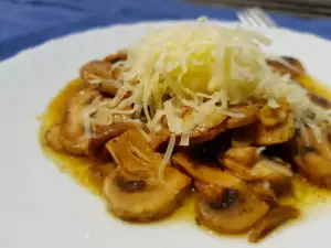 Pilze in der Pfanne mit Knoblauch und Käse