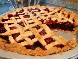 Gitterpie mit Waldbeeren