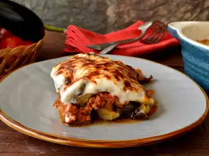 Klassische griechische Moussaka mit Auberginen