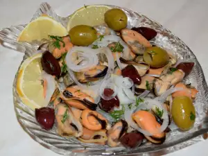 Griechischer Salat mit Muscheln