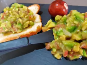 Guacamole mit Avocado und Tomaten