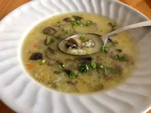 Pilzsuppe mit Reis und Aufbau