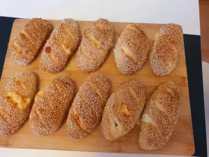 Brötchen mit Käse und Sesamsamen (Simit Poğaça)