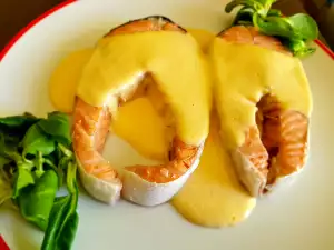 Pochierter Lachs in Sauce Hollandaise