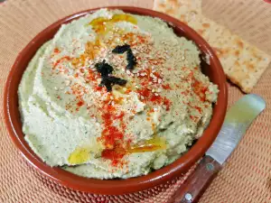 Hummus mit Brennnesseln