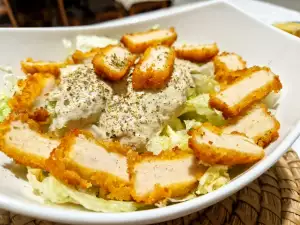 Eisbergsalat mit knusprigem Hähnchen und wunderbarer Soße