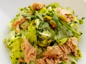 Eisbergsalat mit Rucoladressing und Thunfisch