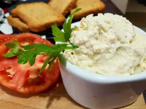 Pikanter schneller Brotaufstrich aus Käse und Hüttenkäse