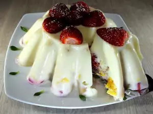 Milchgelee mit Früchten