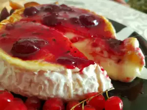 Gebratener Camembert mit Butter und Sauerkirschmarmelade