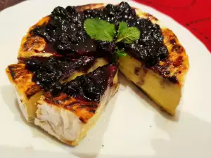 Gebackener Camembert mit Blaubeermarmelade