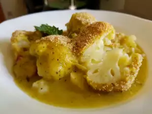 Veganes Gericht aus gebackenem Blumenkohl mit Zucchinicreme