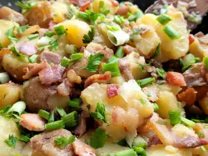 Deutscher Kartoffelsalat mit Speck