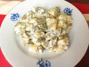 Kartoffelsalat mit Essiggurken und Mayonnaise