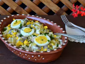 Kartoffelsalat mit Thunfisch, Pilzen und gekochten Eier