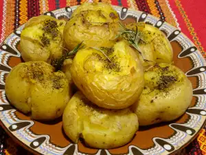 Gebackene Kartoffeln im Ofen mit Butter