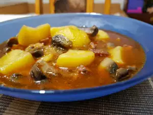 Eintopf mit Kartoffeln, Pilzen und Speck
