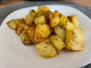 Kartoffeln mit Gewürzen und Butter