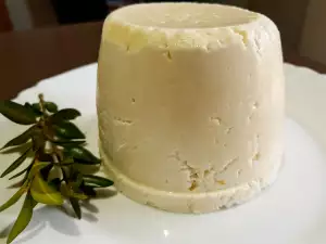 Hausgemachter Käse aus Schafsmilch