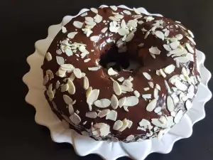 Kuchen mit Schokoladenguß und Mandeln