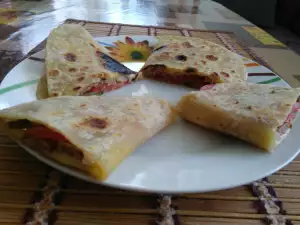 Mexikanische Quesadillas mit Fleischbällchen und Käse