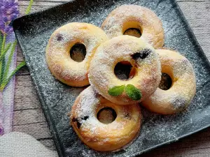 Keto Kokosdonuts mit Heidelbeeren