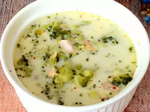 Keto Hähnchensuppe mit Brokkoli